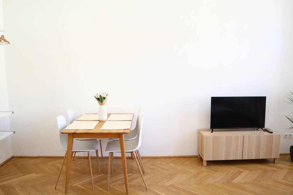 Bloom - Cozy Apartment, 5 Stops To City Center Wien Eksteriør bilde