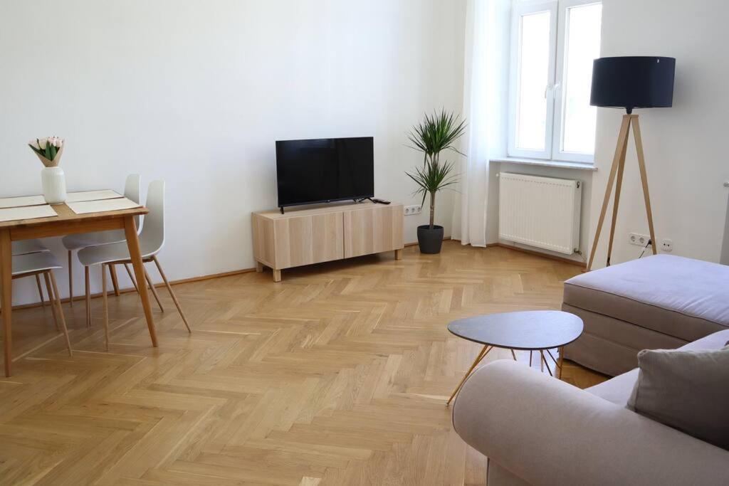 Bloom - Cozy Apartment, 5 Stops To City Center Wien Eksteriør bilde